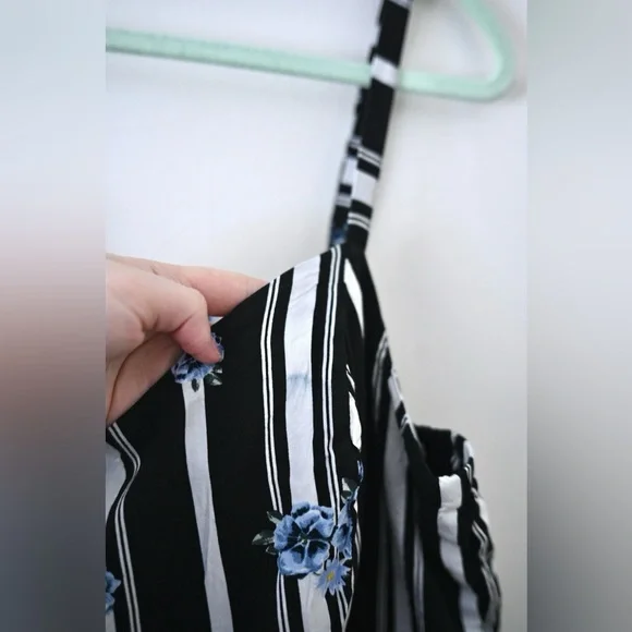 Torrid Size 2 Black, White & Blue Floral Striped Cropped Jumpsuit Women - Picture 8 of 12